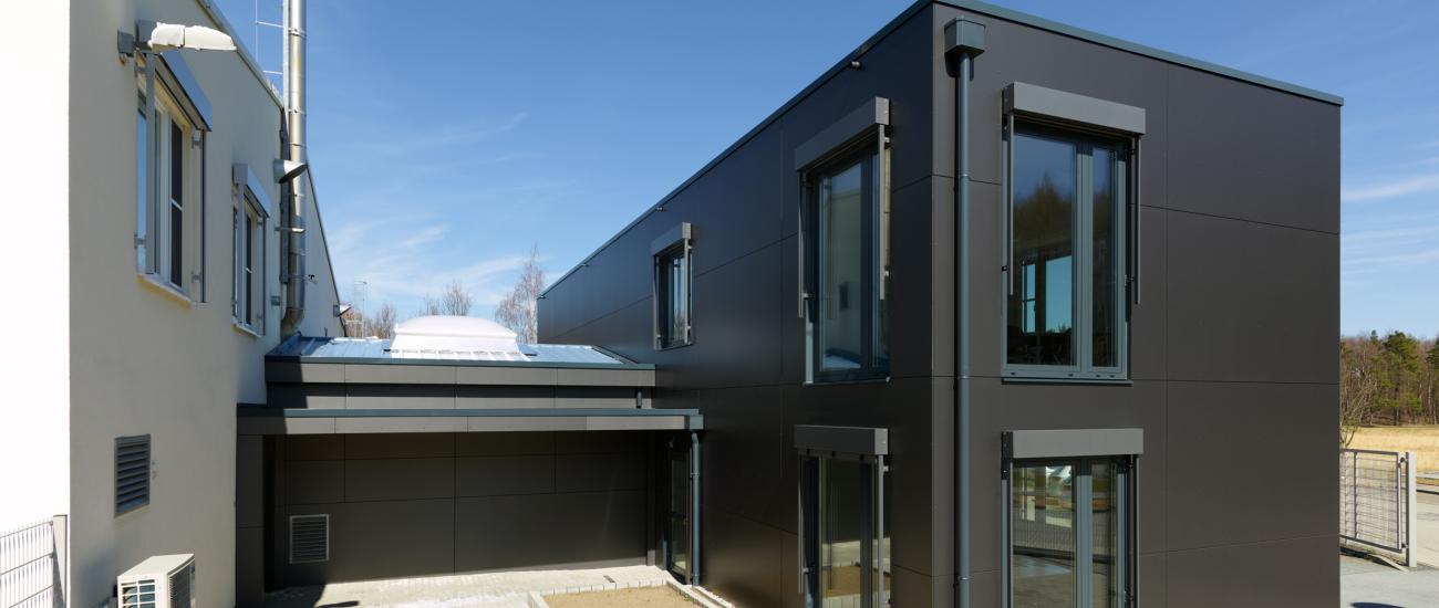 Kontenerowe biuro_polaczone_z_fabryka