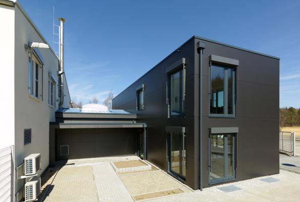 Kontenerowe biuro_polaczone_z_fabryka