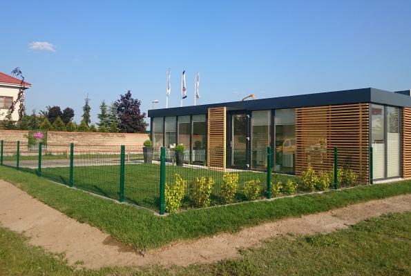 Kontenery z brązową elewacją