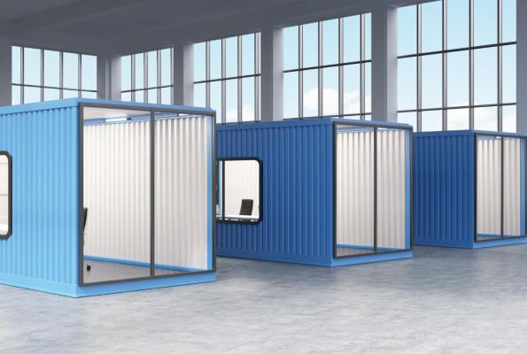 trzy niebieskie kontenery