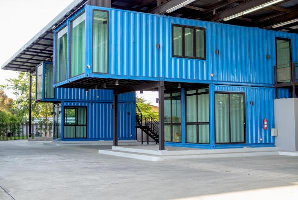 niebieskie kontenery