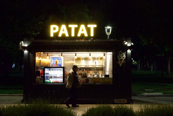 punkt gastronomiczny w kontenerze nocą